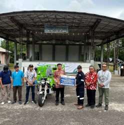 Serahkan Bantuan untuk Komunitas Bank Sampah Nyiur Karya Lestari