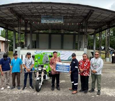 Serahkan Bantuan untuk Komunitas Bank Sampah Nyiur Karya Lestari