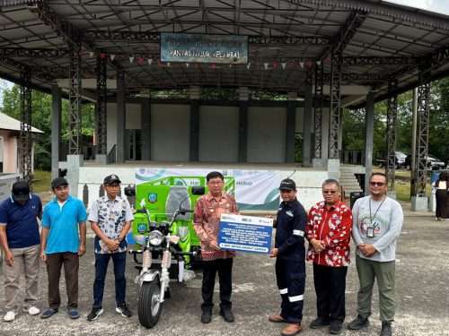 Serahkan Bantuan untuk Komunitas Bank Sampah Nyiur Karya Lestari