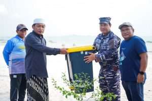 Bantuan Alat Kebersihan Untuk Jaga Keasrian Kawasan Wisata Pantai Batu Tunggal