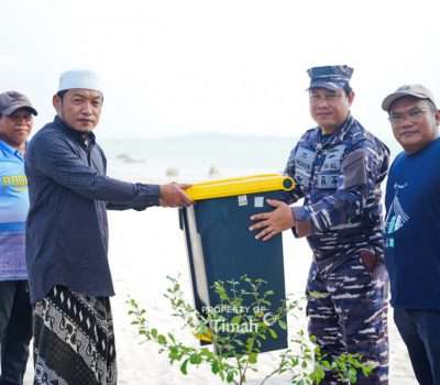 Bantuan Alat Kebersihan Untuk Jaga Keasrian Kawasan Wisata Pantai Batu Tunggal