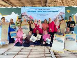 Pelatihan Decoupage Bagi Masyarakat Adat Mapur