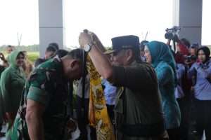 Gubernur Kalungkan Kain Cual Khas Babel