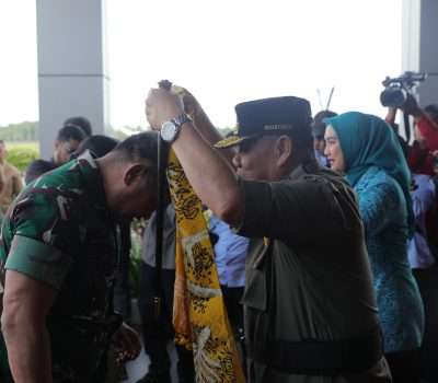 Gubernur Kalungkan Kain Cual Khas Babel