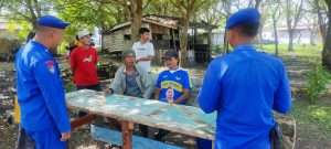 Satpolair Barikan Bantuan Jaket Pelampung, Nelayan: Bikin Kami Lebih Aman