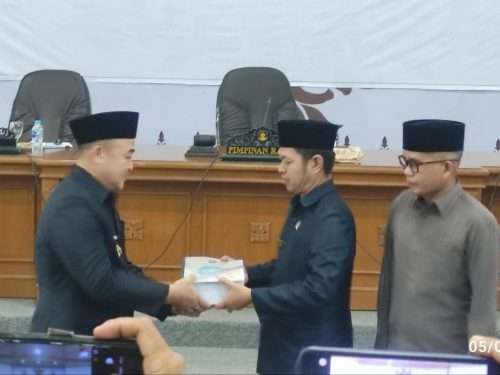 Menyesuaikan dan Mengimplementasi Kebijakan Pemerintah Terbaru