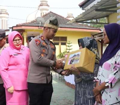 Tak Hanya Kunjungan Saja, Kapolres Sempat Serahkan Bantuan Sembako Kepada Warga