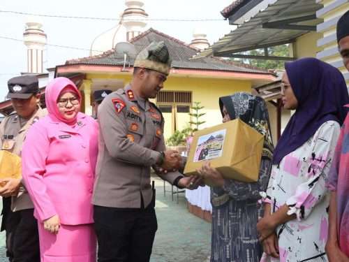 Tak Hanya Kunjungan Saja, Kapolres Sempat Serahkan Bantuan Sembako Kepada Warga