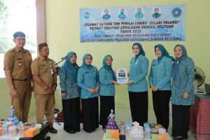 Tinjau Penilaian Lomba HKG di Kelurahan Air Mawar