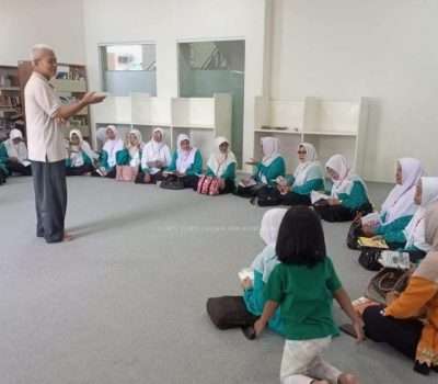Farouk Bangga Pelajar Lansia Kunjungi Perpusda