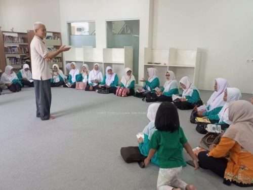 Farouk Bangga Pelajar Lansia Kunjungi Perpusda