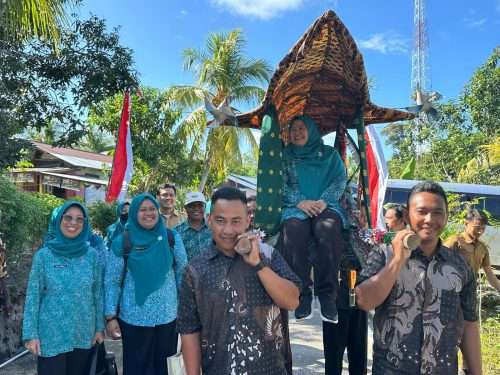 Tim Penilai HKG PKK ke-53 Disambuat Tradisi Arak-arakan Tandu