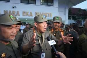 Hidayat Terima Tanda Alumni Kehormatan