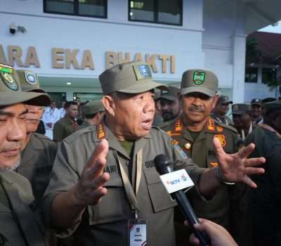 Hidayat Terima Tanda Alumni Kehormatan