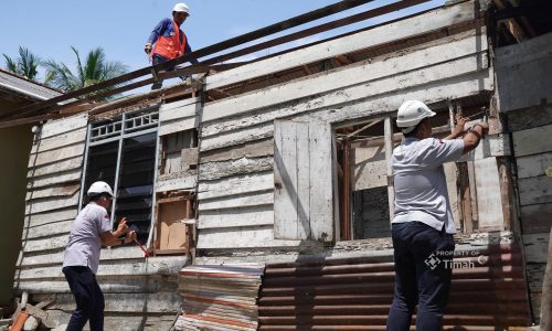PT Timah Bangun Rumah Aling Yang Hampir Roboh