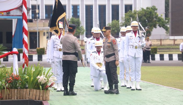 Viktor Terima Pataka dari Hendro