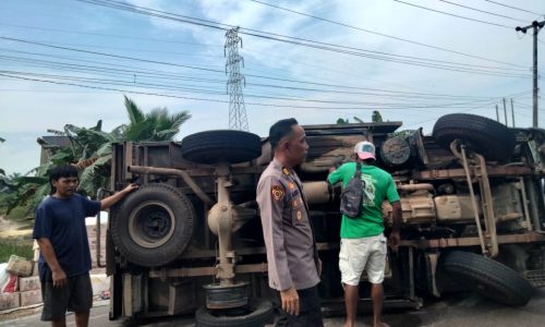 Kabag SDM Polres Bangka Barat Selamatkan Korban Laka Tunggal