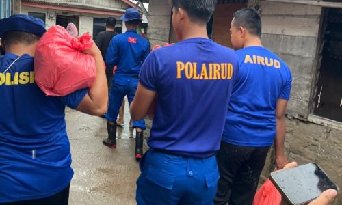 Dapur Warga Terendam, Polairud Salurkan Bantuan Nasi Bungkus