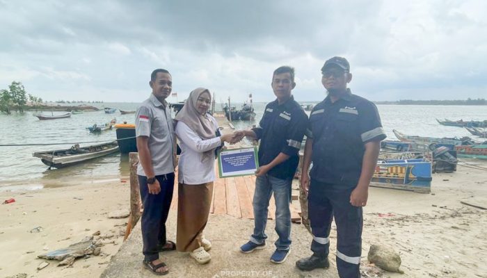 PT TIMAH Bantu Perbaiki Dermaga Nelayan Desa Air Lintang