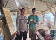 Bhabinkamtibmas Pasang Baliho dan Bagikan Kartu Nama