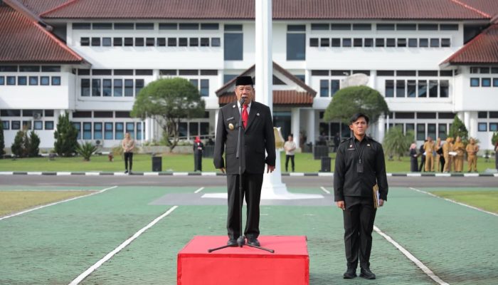 Gubernur Pimpin Upacara Bulanan