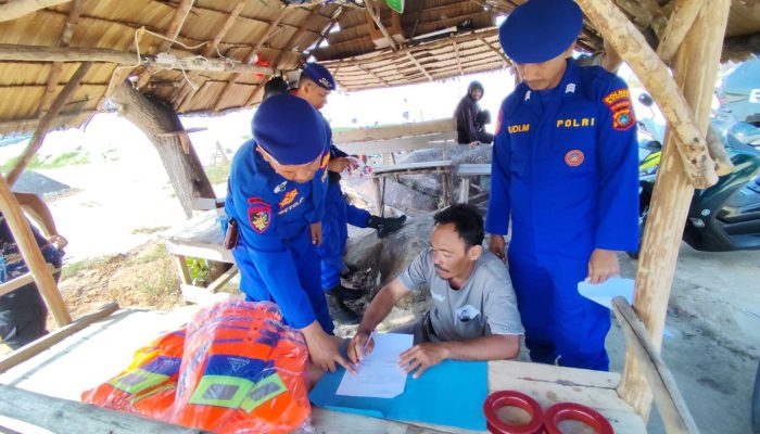 Patroli Dialogis Sambangi Nelayan di Sungailiat