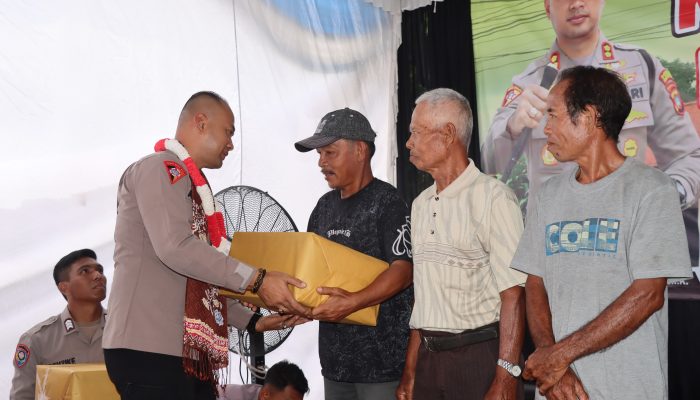 Kapolres Bangka Barat Salurkan Bantuan Sosial untuk Warga