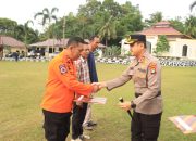 Kapolres Berikan Penghargaan Kepada Masyarakat yang Membantu Evakuasi 7 Korban Tanah Longsor