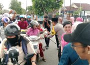 Ratusan Paket Takjil Dibagikan Kepada Pengendara