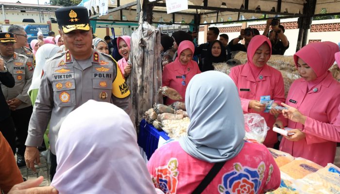 Masyarakat Serbu Gerakan Pasar Murah Polda Babel di Taman Bhaypark