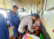 Tim Dokkes Periksa Kesehatan Kru Kapal