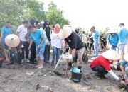 Hidayat Arsani Pimpin Aksi Sosial dan Penanaman Mangrove