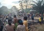 Polisi dan Warga Bahu-membahu Padamkan Api