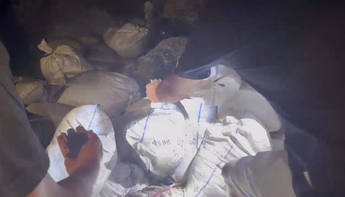 Puluhan Karung Timah Ditemukan di Sela Bebatuan