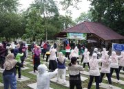 Senam Bersama di Bawah Rindangnya Pepohonan