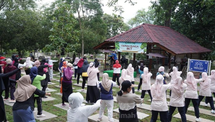 Senam Bersama di Bawah Rindangnya Pepohonan