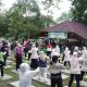 Senam Bersama di Bawah Rindangnya Pepohonan