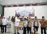 Gubernur Serahkan Dana Hibah untuk Kelancaran Ibadan Haji