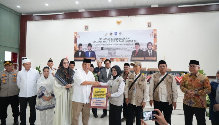 Gubernur Serahkan Dana Hibah untuk Kelancaran Ibadan Haji