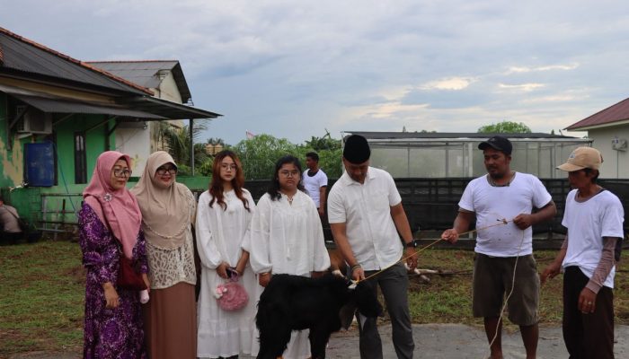 Polres Babar Bagikan 600 Paket Daging Kurban