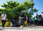 Gotong Royong Bersihkan Pantai Tambak Udang
