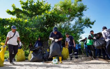 Gotong Royong Bersihkan Pantai Tambak Udang