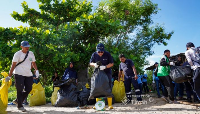 Gotong Royong Bersihkan Pantai Tambak Udang
