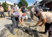 Gotong Royong Perbaiki Jalan Berlubang