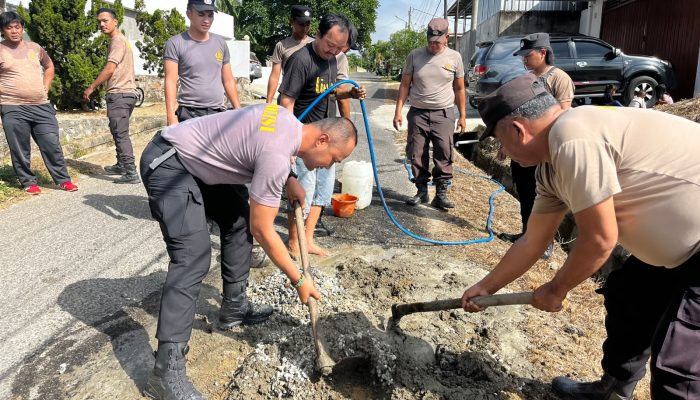 Gotong Royong Perbaiki Jalan Berlubang