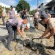 Gotong Royong Perbaiki Jalan Berlubang