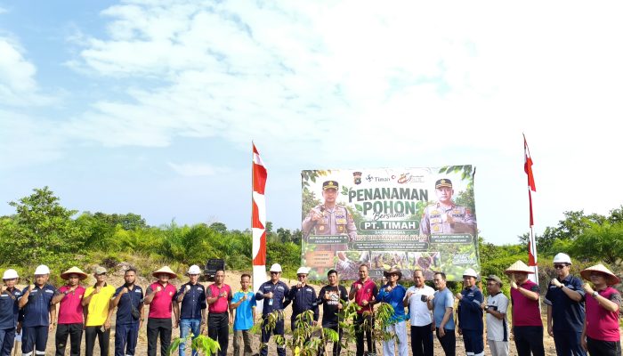 Tanam Bibit Pohon di Lahan Reklamasi