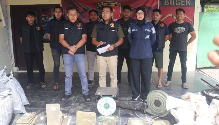 Satreskrim Sita Ratusan Balok Timah dari Peleburan Ilegal