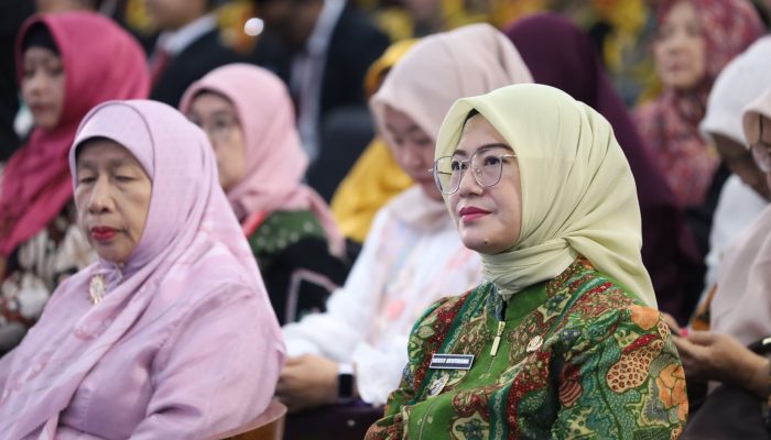Dessy Hadiri Wisuda Angkatan XVII Unmuh Babel