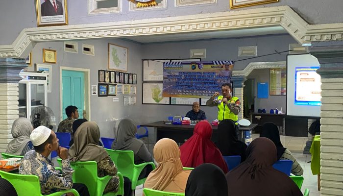 Sosialisasikan Tertib Berlalu Lintas di Kantor Desa Kotawaringin
